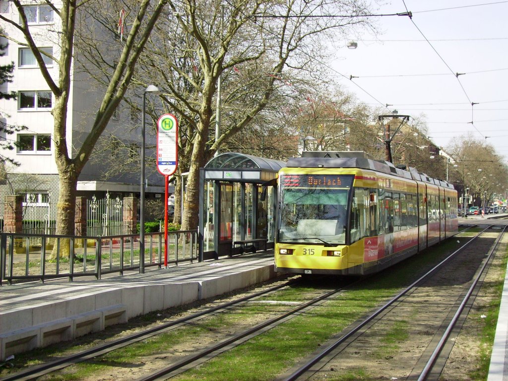 VBK-Tw 315 ist am 02.04.2012 auf der Linie 1 unterwegs nach Durlach, als er an der Haltestelle Gottesauer Platz auf den Chip gebannt werden konnte.