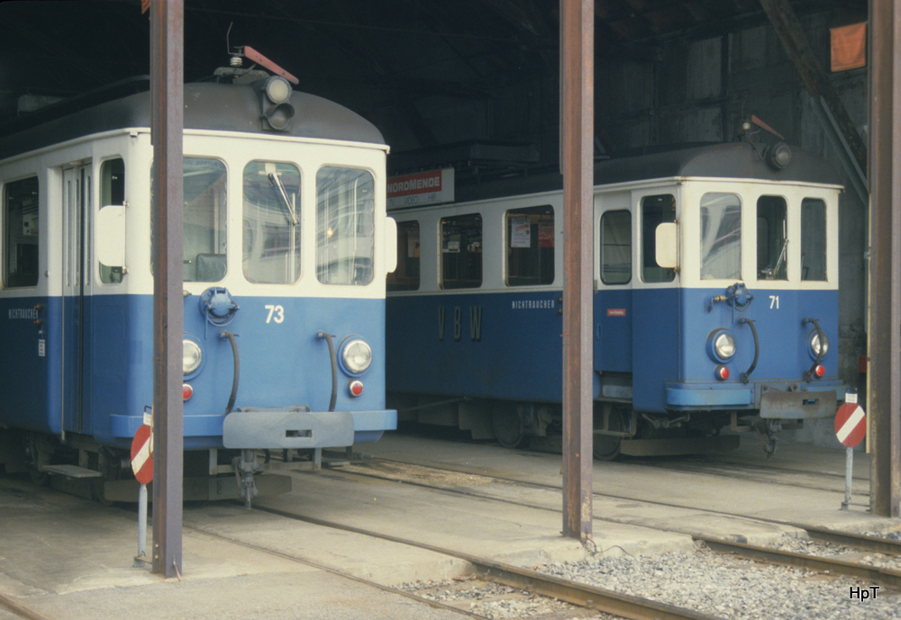 VBW - Triebwagen Be 4/4 73 und Be 4/4 71 im alten Depot in Worb im Mai 1985 .. Bild ab Dia