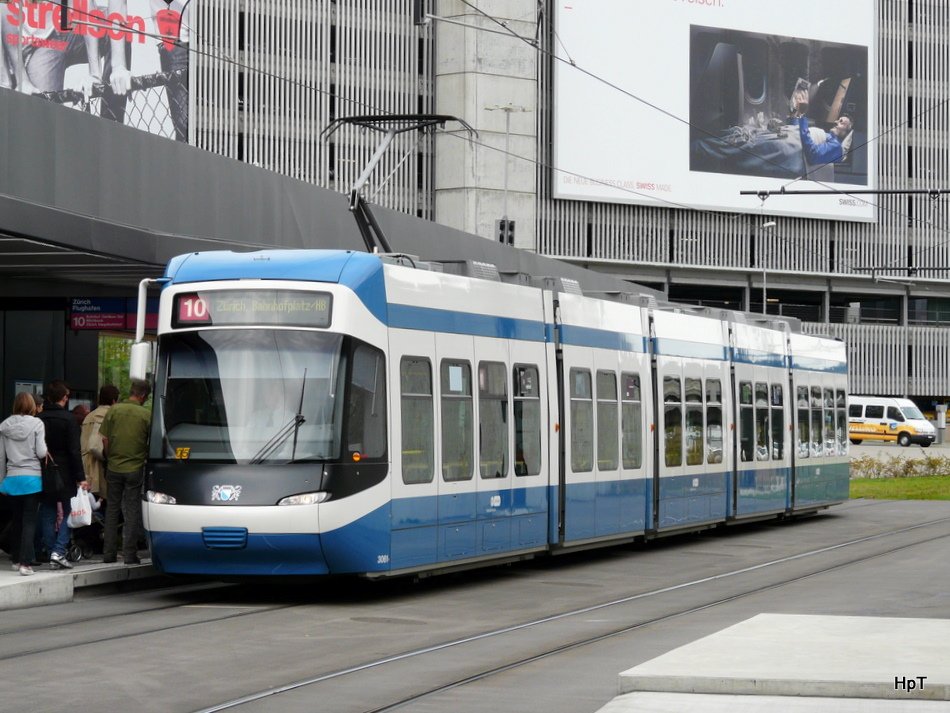 VBZ - Cobra Tram Be 5/6 3061 bei der Haltestelle vor dem Flughafen Zrich am 11.10.2009