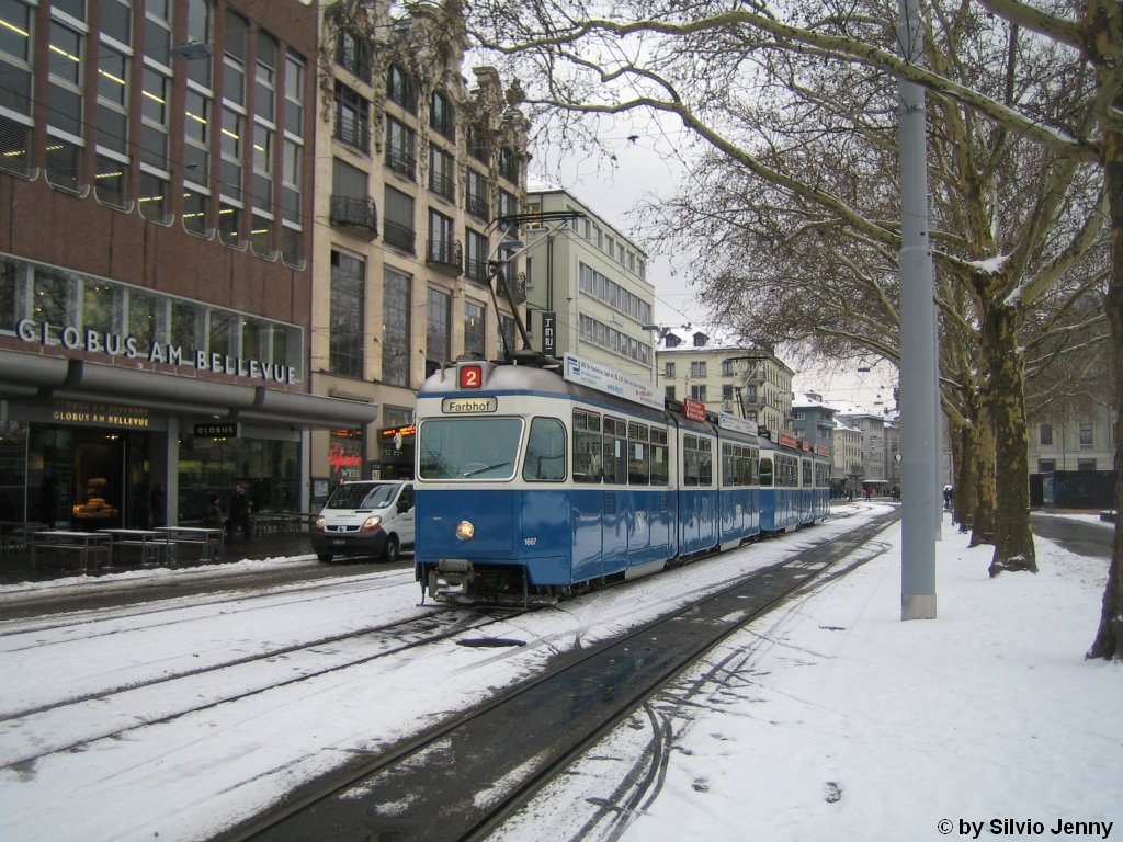 VBZ Nr. 1667+1664 (Be 4/6 ''Mirage'') am 28.1.2010 beim Bellevue. Gemss VBZ-Quellen sollen die Mirages ab nchstem Sommer aus dem planmssig Verkehr ausscheiden.