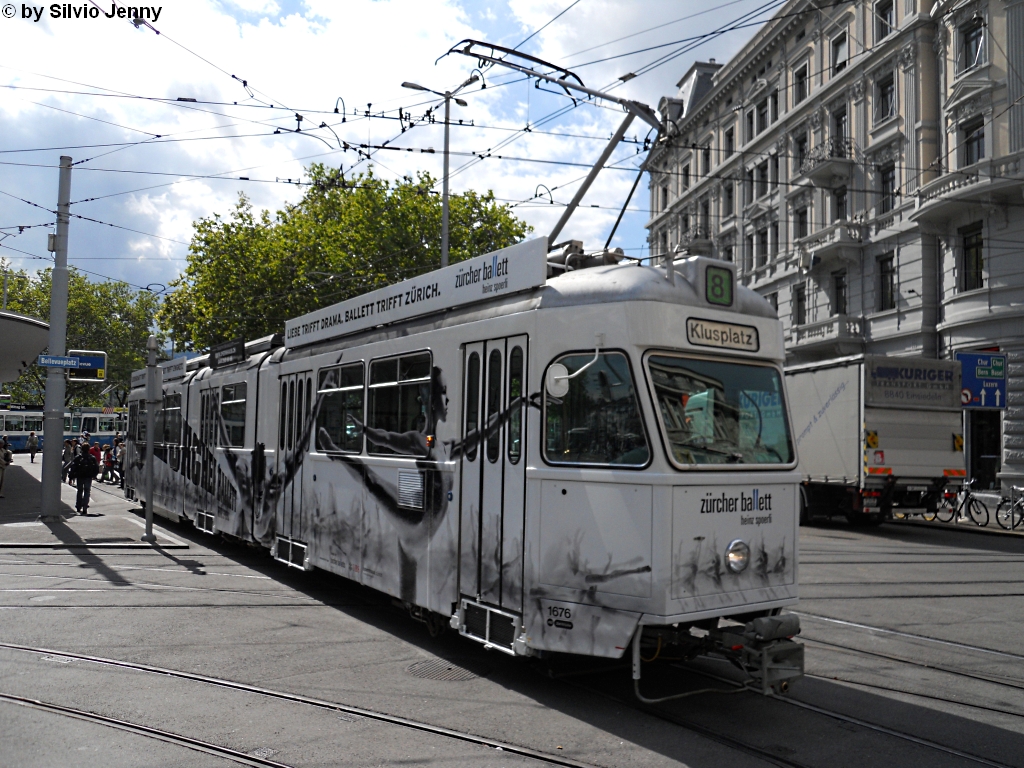 VBZ Nr. 1676 ''Zrcher Ballett'' am 30.9.2010 beim Bellevue. Im Jahre 2010 wurde der ehemalige langjhrige ehemalige Direktor des Zrcher Ballett's, Heinz Sphrli, 70 Jahre alt. Zu diesem Anlass wurde Spoehrli mit Aufnahmen von Alberto Venzago die letzte Mirage gewidmet.