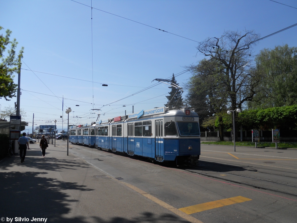 VBZ Nr. 1681+1675 (Be 4/6 ''Mirage'') am 29.4.2010 beim Brkliplatz. Von einst 90 Mirages, sind heute noch 20 in Zrich, und es werden nur noch sehr wenige eingesetzt. Am meisten Glck hat man dabei auf dem 2er, wo mir diese Dotra, mit gleicher Dachwerbung begegnete.