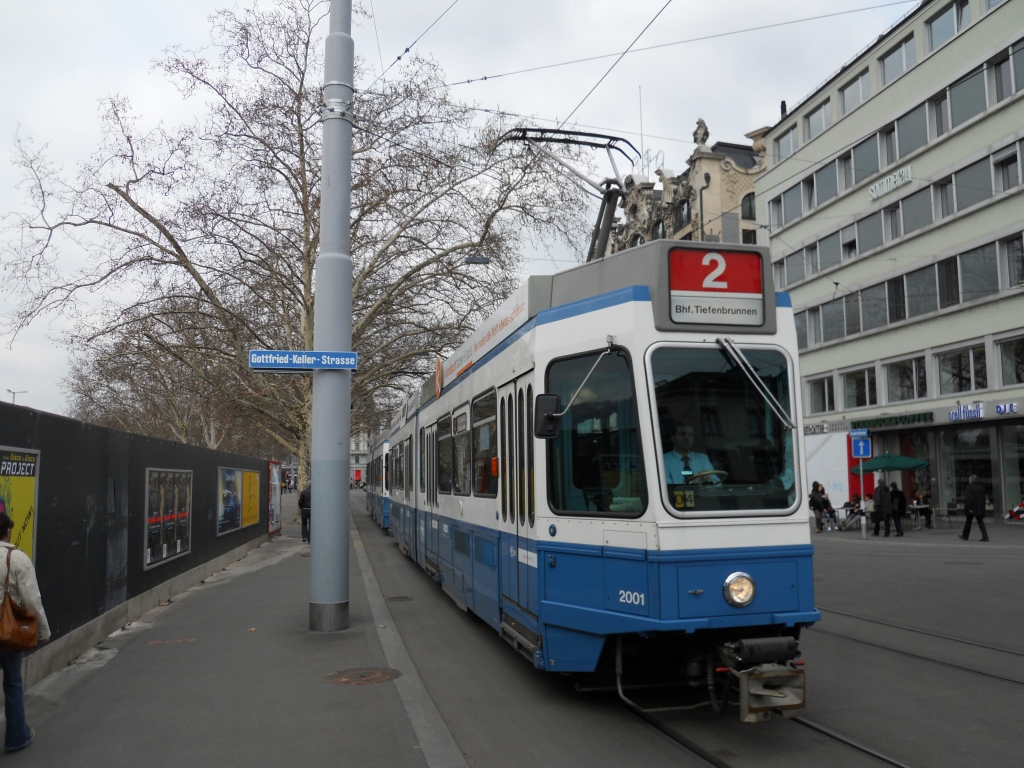 VBZ Nr. 2001+2054 (Be 4/6 Tram 2000) am 8.4.2010 kurz vor dem Opernhaus. In letzter zeit kommt auch immer wieder einmal eine T2000-Dotra auf den 2er. So wurde eine weitere Linie geschaffen, auf der smtliche noch verkehrende VBZ-Tramgenerationen verkehren.
