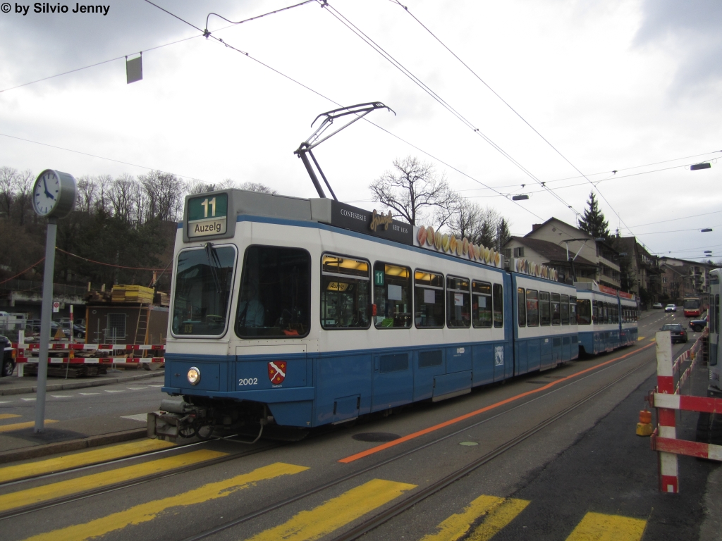 VBZ Nr. 2002 ''Seebach'' + 2305 (Be 4/6 ''Tram 2000'' + Be 4/6 ''blinde Kuh'') am 2.2.2013 bei der Haltestelle Burgwies.