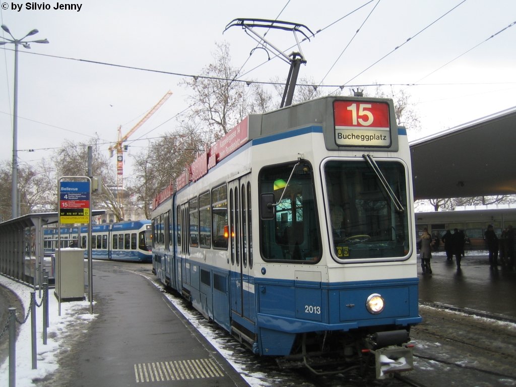 VBZ Nr. 2013 (Be 4/6 ''Tram 2000'') am 28.1.10 beim Bellevue. Noch trgt die 2013 die rote Dachtafel fr die Linie 15, obwohl die innerhalb der roten Dachwerbung nicht sehr gut zur Geltung kommt.