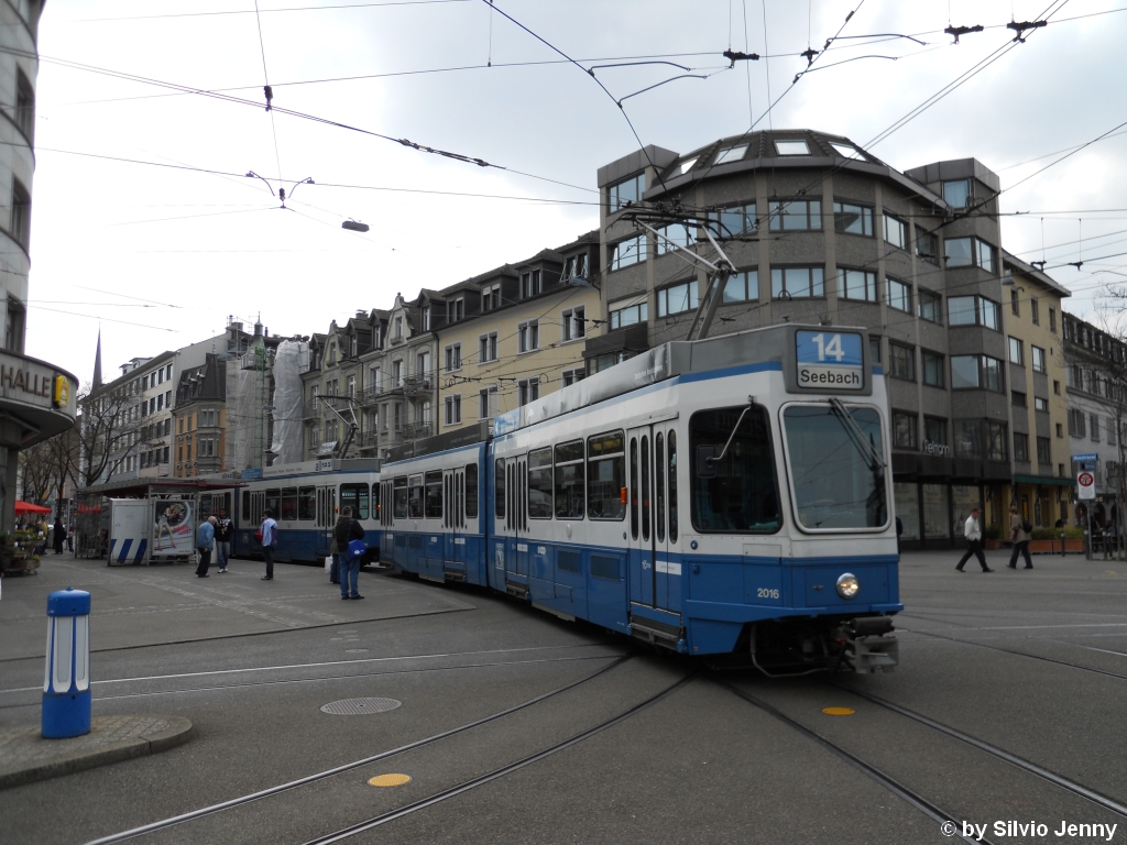 VBZ Nr. 2016+2310 am 8.4.2010 beim Sternen Oerlikon. Die blinde Kuh 2310 war einer der Versuchstrger fr das ZVV-Leitsystem in den Tram 2000 und lange Zeit mit dem TWI 2010 im Einsatz. Seit diese Versuchsphase aber abgeshclossen ist, werden diese beiden Fahrzeuge ebenfalls flexibel eingesetzt.