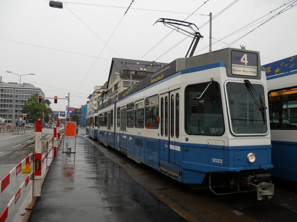 VBZ Nr. 2023+2405 (Be 4/6 ''Tram 2000'' + Be 2/4 ''Pony'') am 28.7.2010 beim Depot Escher-Wyss-Platz. Whrend der EWP-Baustelle fahren die Trams der Linie 4 ebenfalls zwischen EWP und Werdhlzli.