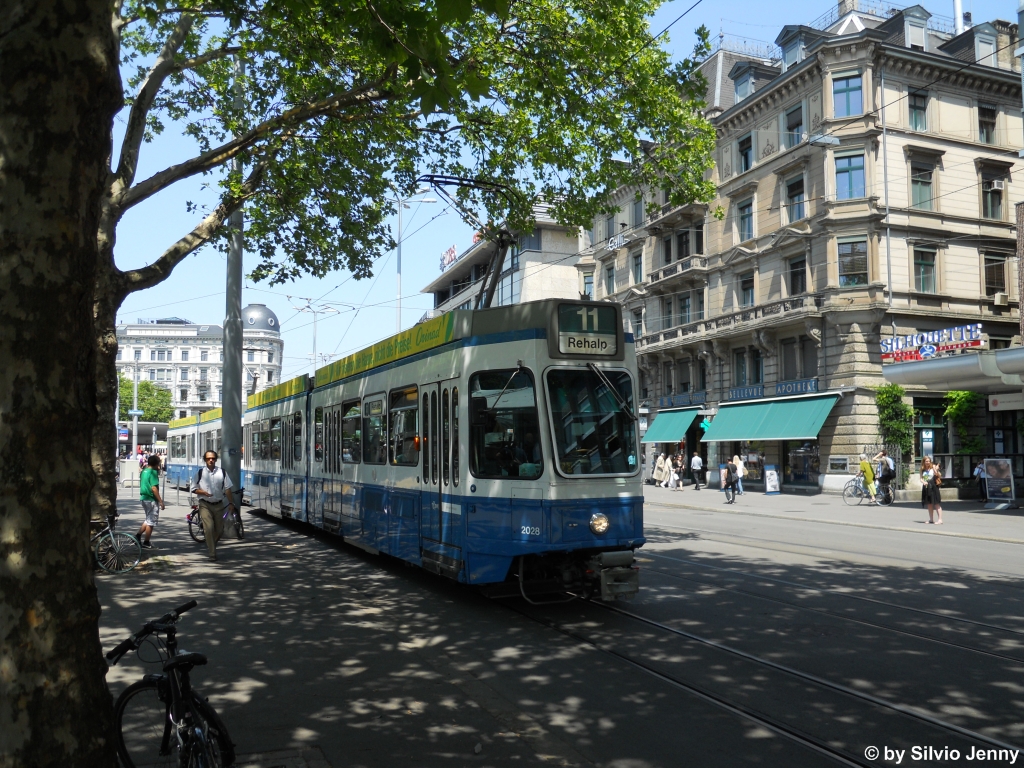 VBZ Nr. 2028+2302 (Be 4/6 Tram 2000 + Be 4/6 ''Blinde Kuh'') am 7.7.2011 in Zrich, Bellevue, an einem der letzten Tage, wo diese Doppeltraktion mit der gleichen Dachwerbung im Einsatz war. Kurze Zeit spter wurde diese Dotra getrennt, und die Fahrzeuge an erhielten andere ''Partner''.