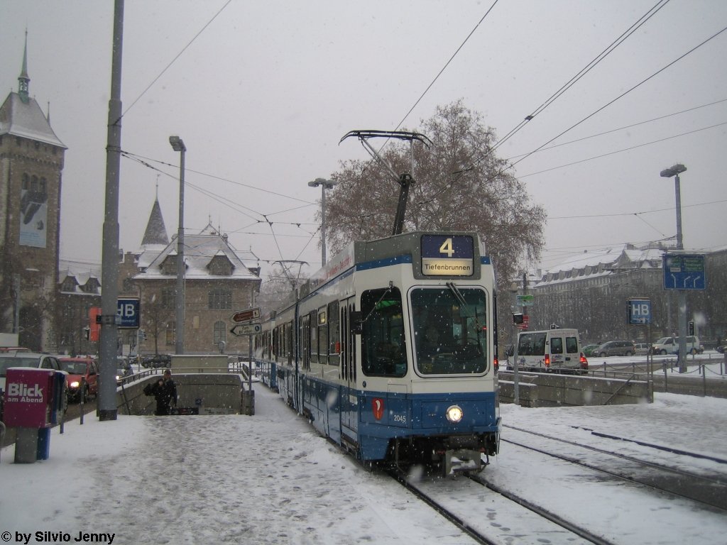 VBZ Nr. 2045 ''Riesbach'' + 2417 (TWI Be 4/6 Tram 2000, TWII Be 2/4 ''Pony'') am 28.1.2010 beim Bahnhofquai/HB. Dieses Tram 2000 war lange Zeit im Depot Irchel stationiert, und als TWII auf der Linie 7 anzutreffen. Letzten Herbst begann man mit dem Umbau des Depots Irchel was weniger Platz zur Folge hatte. Dafr wurden die Tram 2000 2045+2051 ins Depot Kalkrbreite berfhrt, wo sie eineige Zeit zusammen auf der Linie 7 zu sehen waren. Nun wurde die 2045 mit einem Pony ausgestattet, und ist seither auf der Linie 4 anzutreffen.