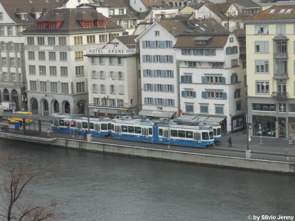 VBZ Nr. 2054+2405 (Be 4/6 + Be 2/4 ''Pony'') und dahinter Nr. 2011 ''Oerlikon'' am 15.11.2010 bei der Rudolf-Brun-Brcke.