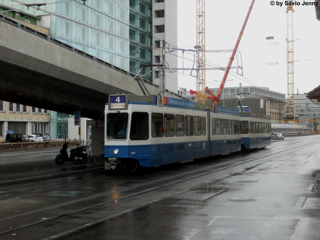 VBZ Nr. 2061+2401 (Be 4/6 ''Tram 2000'' + Be 2/4 ''Pony'') am 10.12.2011 beim Escher-Wyss-Platz. Die Linie 4 fhrt seit dem 11.Dez.2011 nicht mehr am Depot Escher-Wyss-Platz vorbei, denn sie fhrt nun ber das neue Tram-Zrich-West nach Altstetten. Der Ast Escher-Wyss-Platz - Werdhlzli wird nun durch die Linie 17 bedient.
