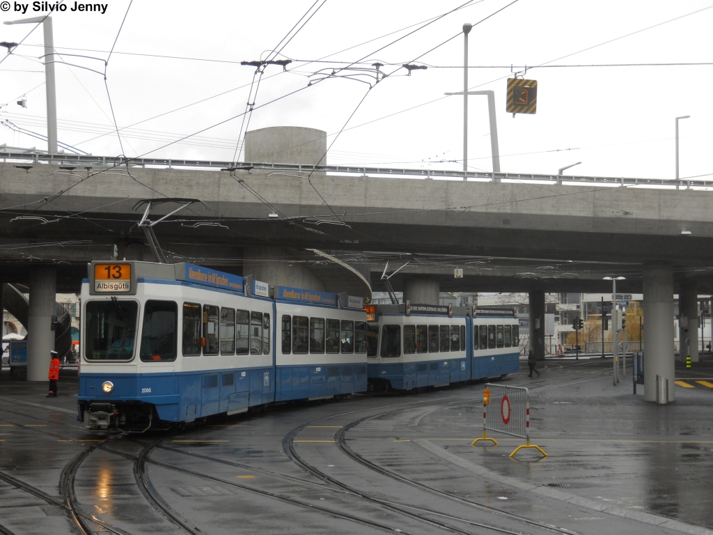 VBZ Nr. 2066+2071 (Be 4/6 Tram 2000) fhrt am 10.12.2011 beim Escher-Wyss-Platz unter der frisch sanierten Hardbrcke hervor. Noch fahren die Trams unter der Hardbrcke, doch ab Dezember 2016 ist geplant, dass die Linie 8 vom Hardplatz ber die Hardbrcke zum Werdhlzli fhrt.