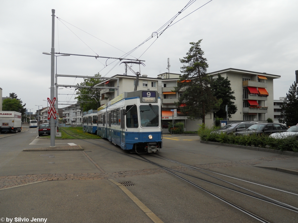 VBZ Nr. 2096 (Be 4/6 ''Tram 2000'' + Be 2/4 ''Pony'') berquert am 28.7.2010 die Kreuzung beim Schwamendingerplatz, wo die Trams nach der Fahrt durch den Tunnel wieder von links nach rechts wechseln.