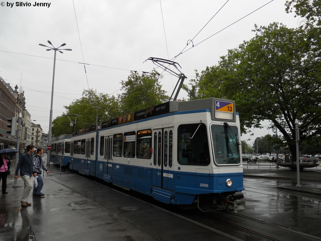 VBZ Nr. 2098 (Be 4/6 ''Tram 2000'' + Be 2/4 ''Pony'') am 28.7.2010 beim Bellvue. Wegen der Escherwyssplatz-Baustelle wurde die Linie 4 und 13 beim Hb verknpft, so dass die neue Kombilinie 4/13 Tiefenbrunnen - HB - Albisgetli fhrt. Da es zuviele Verwirungen gab, wurden die Linienanziegen der dort eingesetzten Trams berklebt.