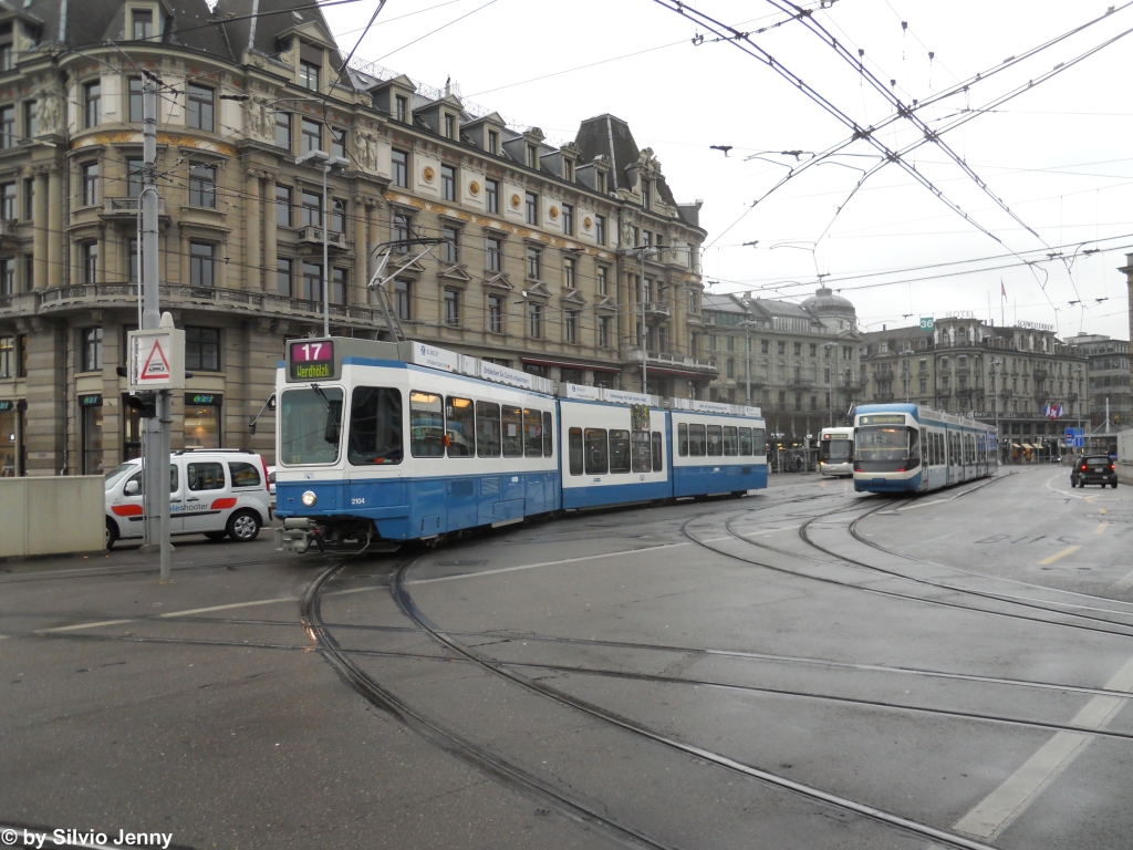 VBZ Nr. 2104 (Be 4/8S ''Snfte'') am 25.1.2012 beim Bahnhofquai/HB. Seit die Linie 4 ab dem Escher-Wyss-Platz ber das neue Tram Zri West nach Altstetten fhrt, bedient die neue Linie 17 den Ast zum Werdhlzli.