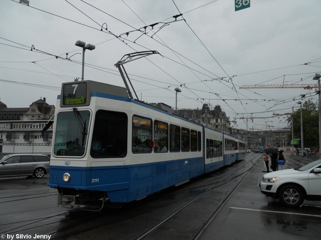 VBZ Nr. 2111+2421 (Be 4/8 ''Snfte'' + Be 2/4 ''Pony'') am 28.7.2010 beim Central. Zur Kapazittssteigerung und Niederflurangebot prfte man diese Snfte-Pony Kompositionen. Diese Zge sind 45m lang und knnen daher nur auf der Linie 7 fahren. Nachdem die Snften auf der Linie 10 abgelst wurden, haben sie so eine neue Aufgabe erhalten.