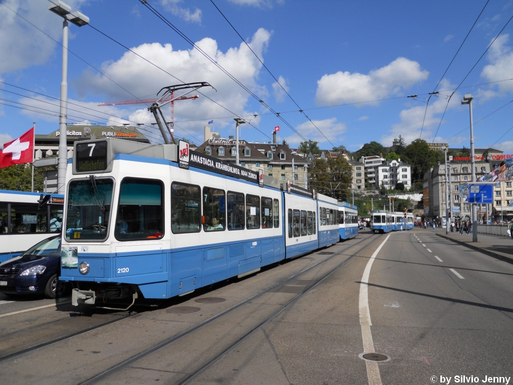 VBZ Nr. 2120+2430 (Be 4/8 ''Snfte'' + Be 2/4 ''Pony'') am 30.8.2010 beim Hauptbahnhof.
