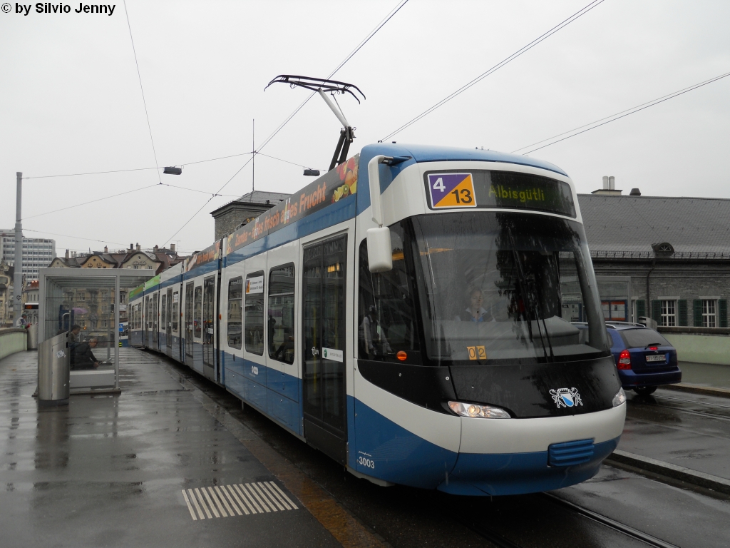 VBZ Nr. 3003 (Be 5/6 ''Cobra'') am 28.7.2010 beim Bhf. Enge/Bederstr. Whrend die Linienabdeckungen bei den Tram 2000 professionell aussehen, sieht es beim Cobra eher nach einem Gebastel aus...