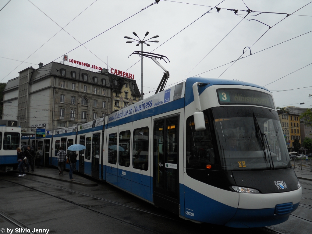 VBZ Nr. 3029 (Be 5/6 ''Cobra'') verlsst bei strmendem Regen am 28.7.2010 das Central in Richtung Albisrieden