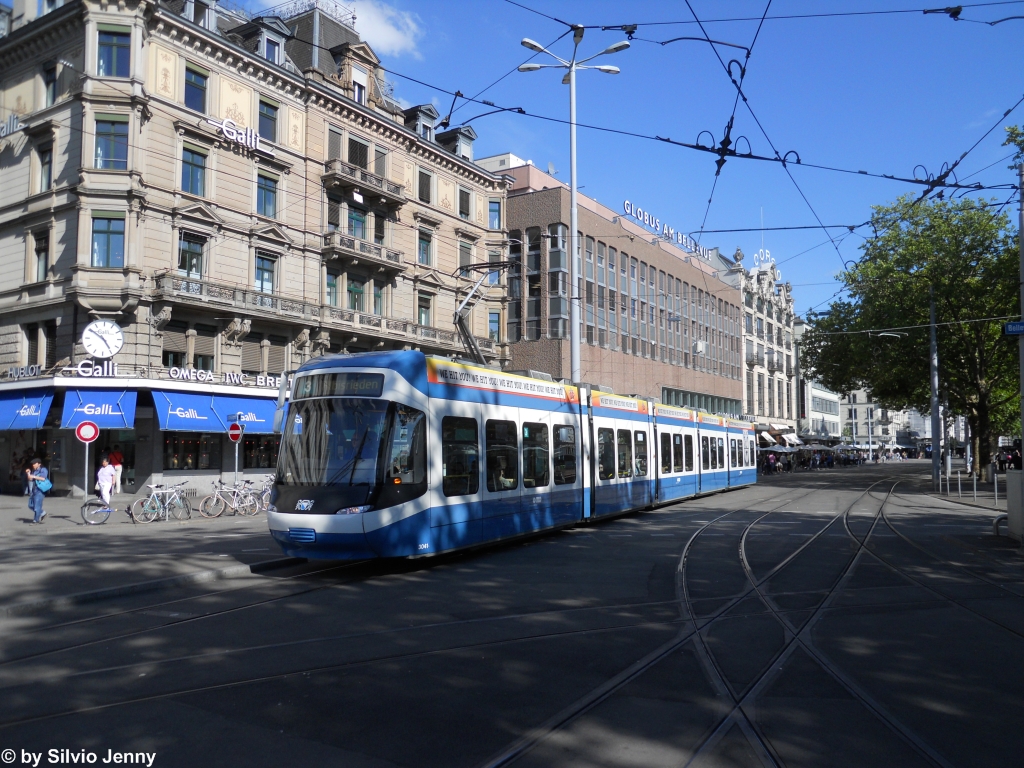 VBZ Nr. 3041 (Be 5/6 ''Cobra'') am 16.8.2011 beim Bellevue. Nachdem beim Central zuerst die Geleise Richtung Limmatquai ausgewechselt wurden, ging man nach der Street Parade an die Geleise in Richtung Kunsthaus. Dazu wurde die Linie 3 ab Central via Limmatquai - Kreuzplatz zum Rmerhof umgeleitet.