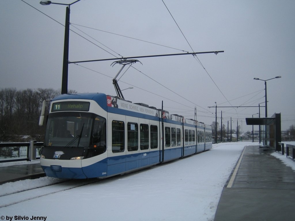 VBZ Nr. 3044 (Be 5/6 ''Cobra'') am 28.1.2010 beim Auzelg. Noch wenden die Trams der Linie 11 beim Auzelg. Doch Ende Jahr fhrt hier die neue VBG-Linie 12 geradeaus Richtung Wallisellen und weiter nach Stettbach.