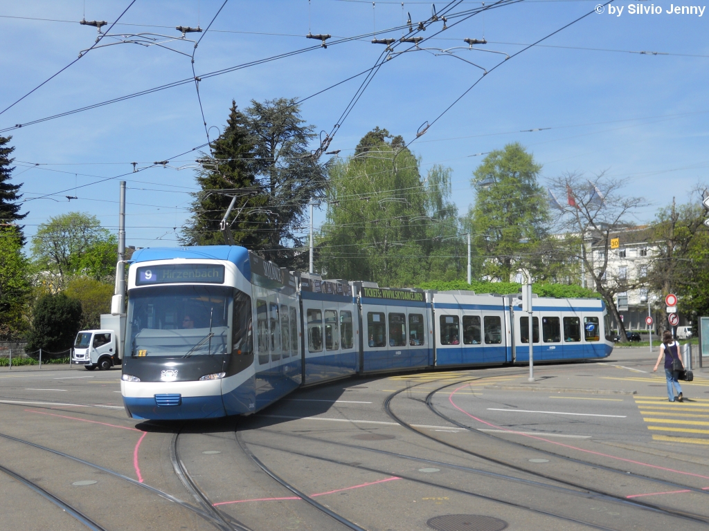 VBZ Nr. 3050 (Be 5/6 ''Cobra'') am 29.4.2010 bepm Brkliplatz, wo die Bodenmarkierungen auf baldige Bauarbeiten hinweisen.