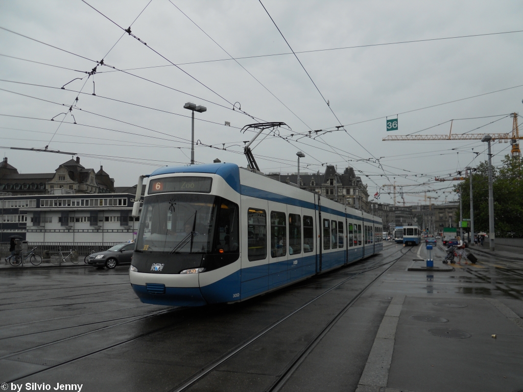 VBZ Nr. 3052 (Be 5/6 ''Cobra'') am 28.7.2010 beim Central. Lange zeit war die Linie 6 bekannt dafr, dass dort die ltesten Fahrzeuge fahren. Danach brachten die Snften eine kleine Komfortsteigerung, nun sind aber baustellenbedingt Cobras auf dem 6er, den modernsten VBZ-Trams.