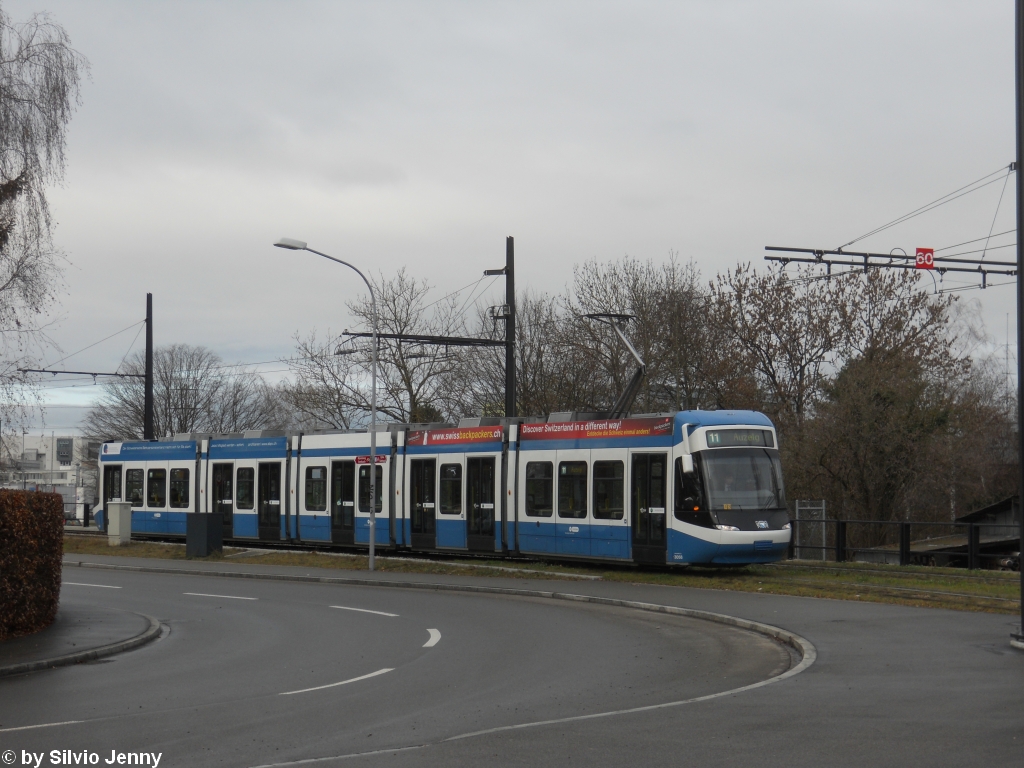 VBZ Nr. 3058 (Be 5/6 Cobra) am 11.12.2010 beim Auzelg. Am Einweihungstag der Linie 12 ging vergessen, dass hier vor 4 Jahren die 1. Etappe der Glattalbahn (Hallenstadion - Auzelg) erffnet wurde, und den Grundstein fr eines der erfolgreichsten V-Konzepte der letzten Jahren legte.