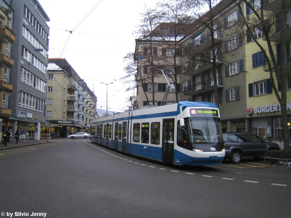 VBZ Nr. 3080 (Be 5/6 Cobra) am 15.1.2010 beim Bhf. Oerlikon. Zum Zeitpunkt der Aufnahme war diese Cobra erst seit 3 Tagen in Betrieb. Sie ist nach den Albinos (Nr. 3062-3079) die erste VBZ Cobra... Dennoch ist sie hier auf der VBG-Linie 10 zu sehen. 