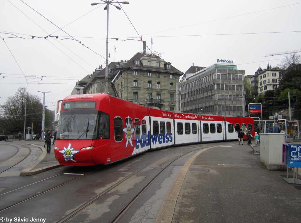 VBZ Nr. 3087 ''Edelweiss'' (Be 5/6 ''Cobra'') am 21.4.2013 beim Central. Die Linie 11 kommt planmssig nicht ans Central, aber anlsslich einer Gleisbaustelle in der Bahnhofstrasse wurde der 11er ab Schaffhauserplatz ber die Weinbergstrasse und Limmatquai umgeleitet.