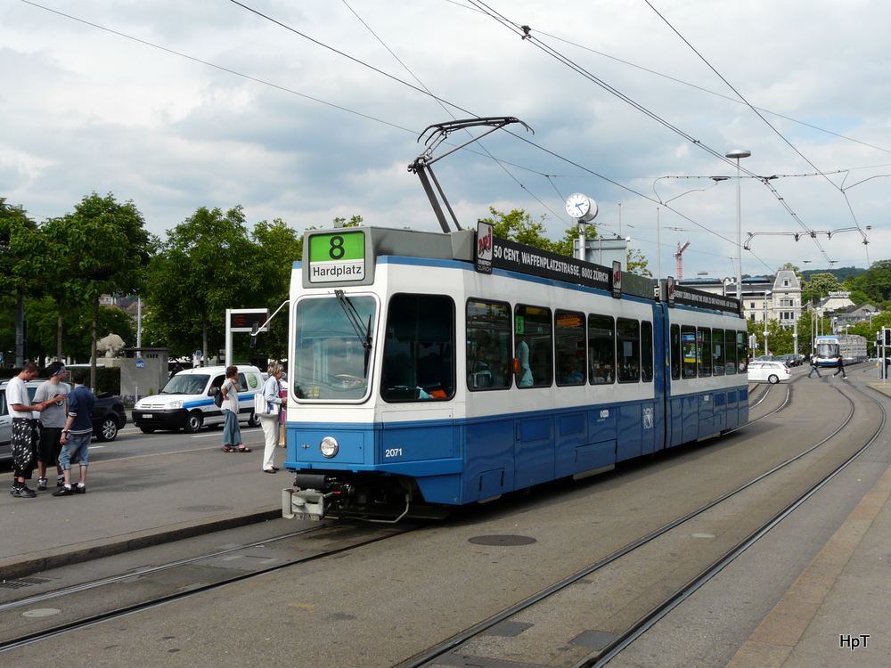 VBZ - Tram Be 4/6 2071 unterwegs auf der Linie 8 in der Stadt Zrich am 10.06.2011