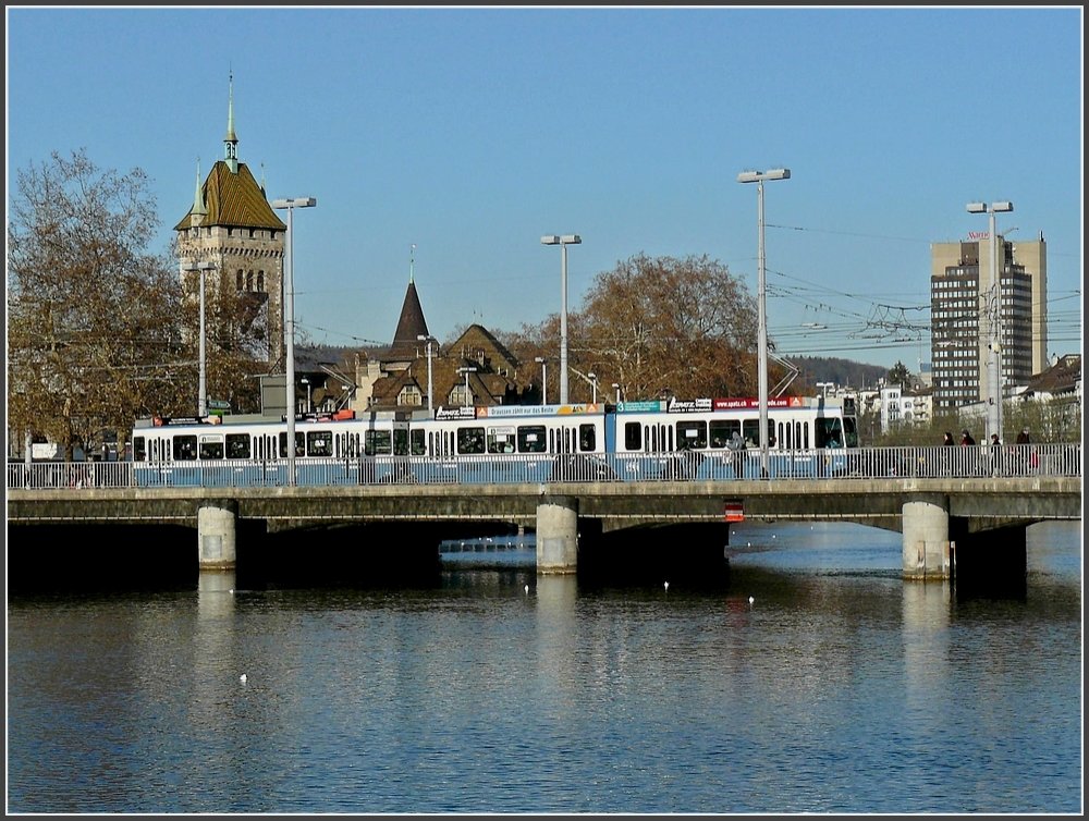 VBZ Tram Be 4/6  Tram 2000  befhrt am 27.12.09 die Bahnhof-Brcke ber die Limmat in Zrich, whrend links im Hintergrund das Schweizerische Landesmuseum zu sehen ist. (Hans)