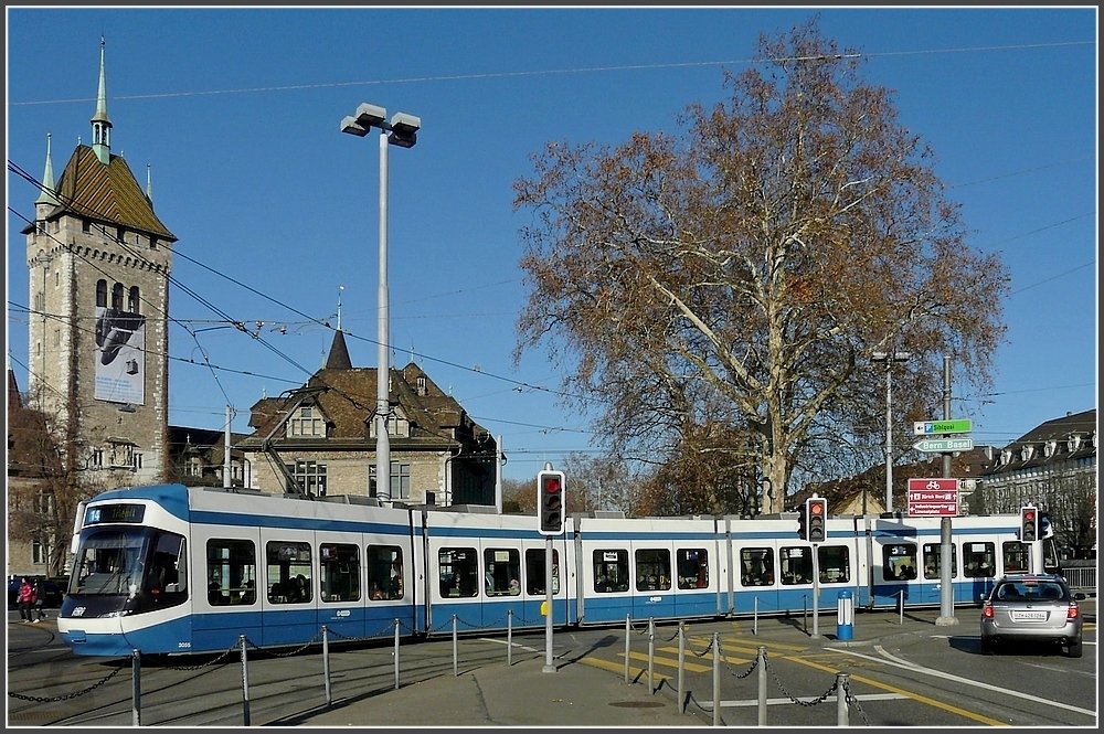 VBZ Tram Be 5/6 N 3055  Cobra  kommt am 27.12.09 von der Walche-Brcke und fhrt am Schweizerischen Landesmuseum vorbei in Richtung Hauptbahnhof. (Jeanny)