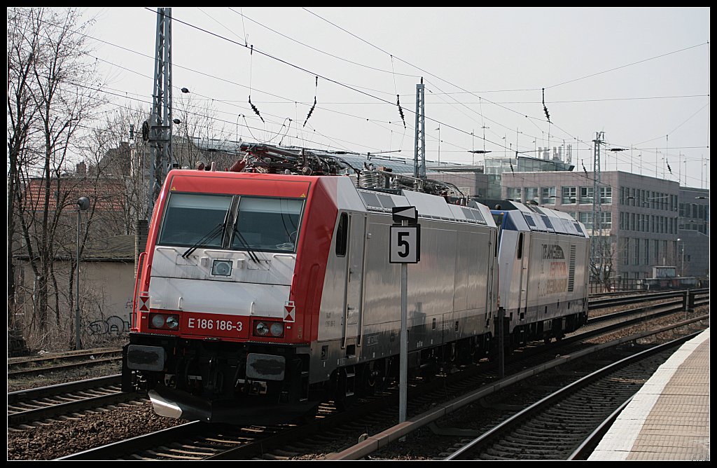 VC E 186 186-3 auf berfhrungsfahrt. Die Lok ist erst 2010 an Veolia Cargo SAS Nanterre ausgeliefert worden (Berlin Kpenick 18.03.2010)