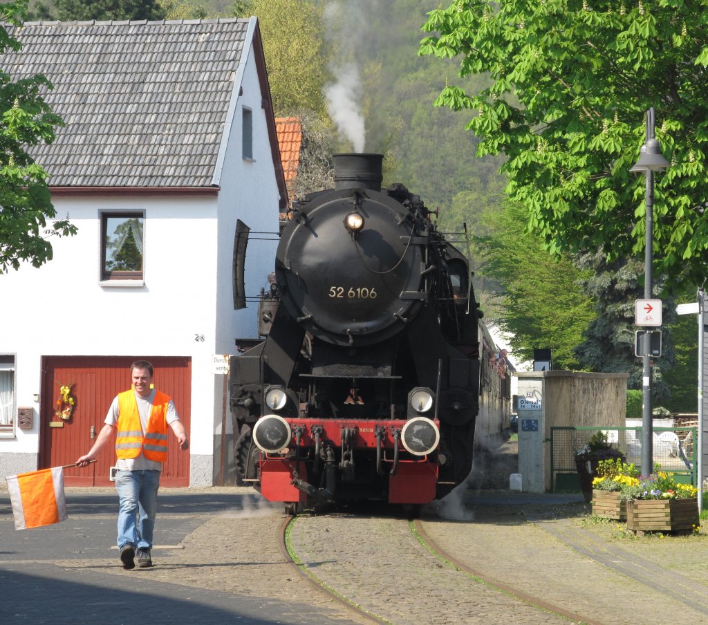 VEB 52 6106 bei der Durchquerung des Olefer Dorfplatzes am 24.4.2011 auf der Oleftalbahn.