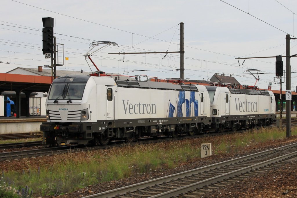 Vectron 193 922 und 193 901 bei der Durchfahrt im Bahnhof Amstetten. Aufgenommen am 6. Juni 2012.