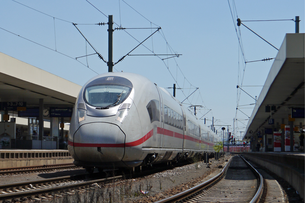 Velaro-D 407 002 war am 01.08.2012 bei einer Messfahrt in Mannheim unterwegs. 
[Bild von der Bahnsteigkante gemacht ;) ]