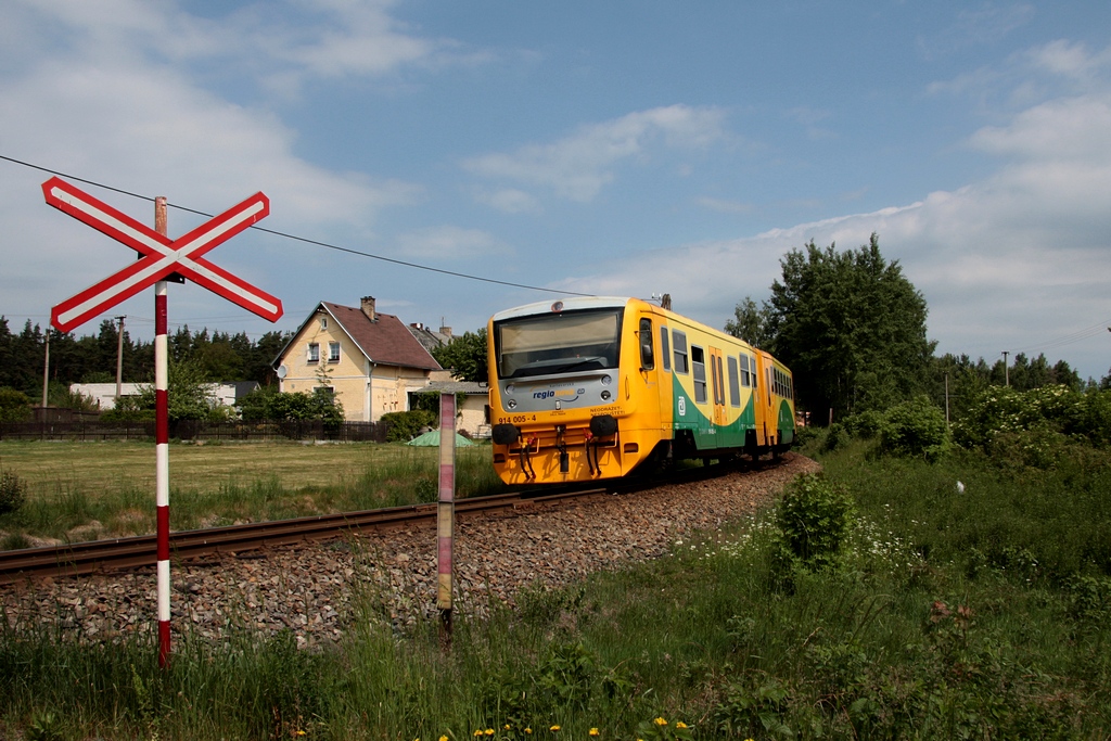 Velký Luh an der tsch. KBS146 (Cheb -) Tr¨nice - Luby u Chebu durchfährt am 02.06.2011 914/814 005, als MOs27207 nach Cheb.