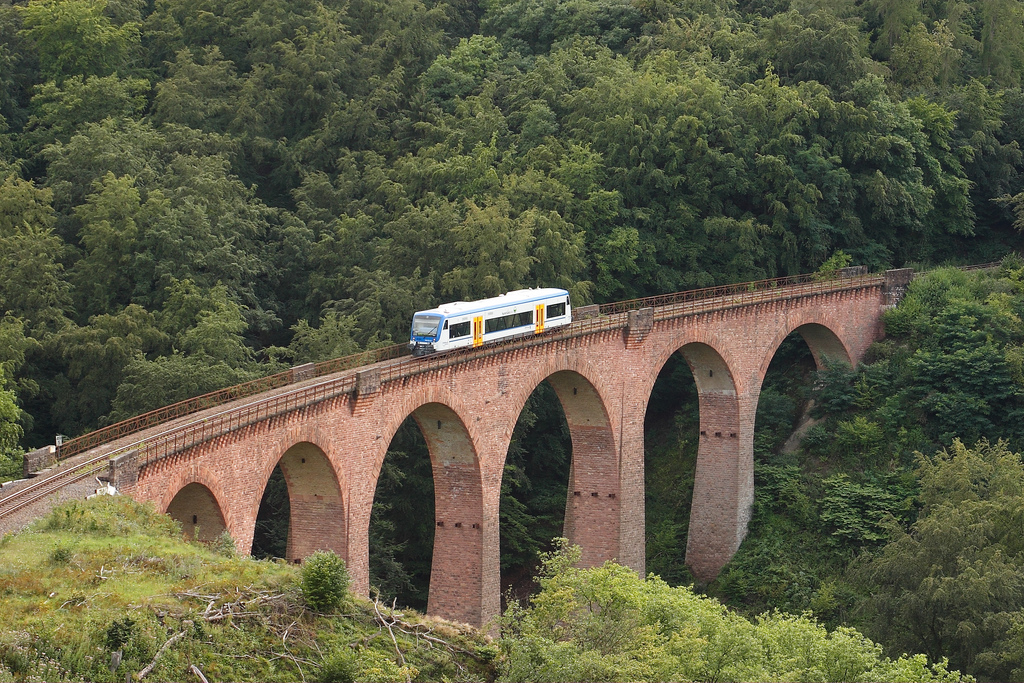 VEN 650 351 auf dem bekannten Hubertusviadukt an der KBS 479 Boppard-Emmelshausen.
(11.8.2011)