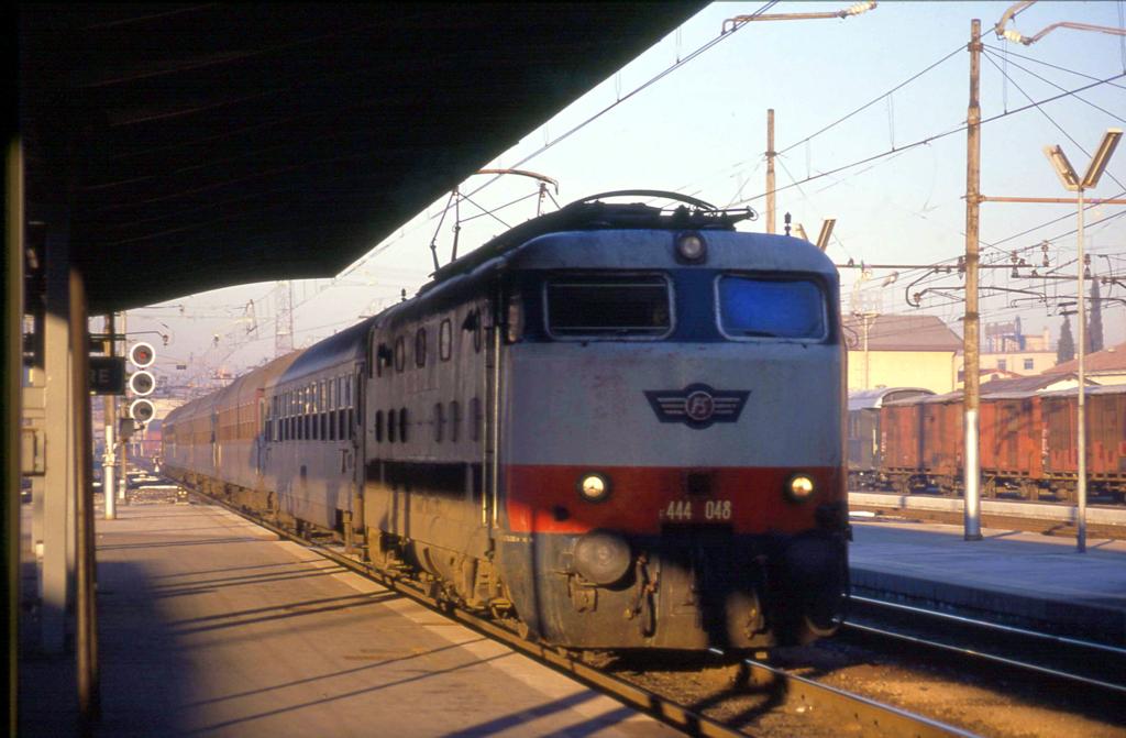 Venedig Mestre am 19.1.1991
Die FS Elektrolok 444048 luft um 8.48 Uhr mit einem Schnellzug
aus Catania aus Sizilien ein.