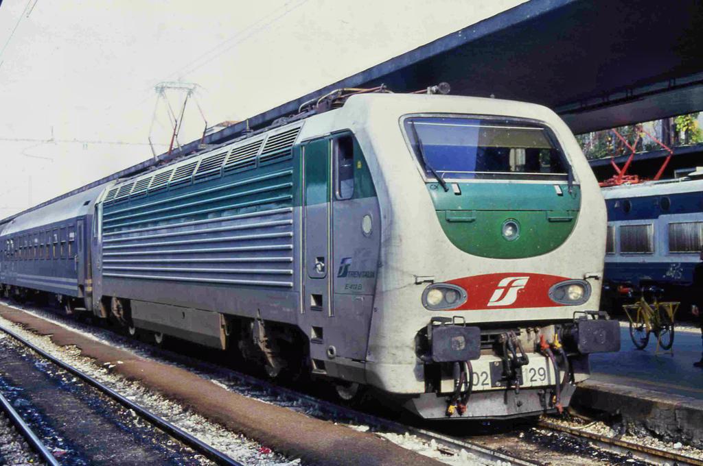 Venedig Santa Lucia am 14.10.2002 
FS Elektrolok E 402129 ist mit einem Zug eingefahren.