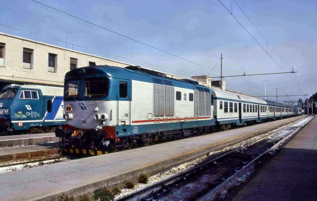 Venedig Santa Lucia am 15.10.2002.
Im Flgelbahnhof, in dem die Zge des Nachverkehr abgefertigt werden,
gibt es keine Bahnsteigberdachungen. Hier steht gerade die FS Diesel Lok
4451150 vor einer Nahverkehrsgarnitur.