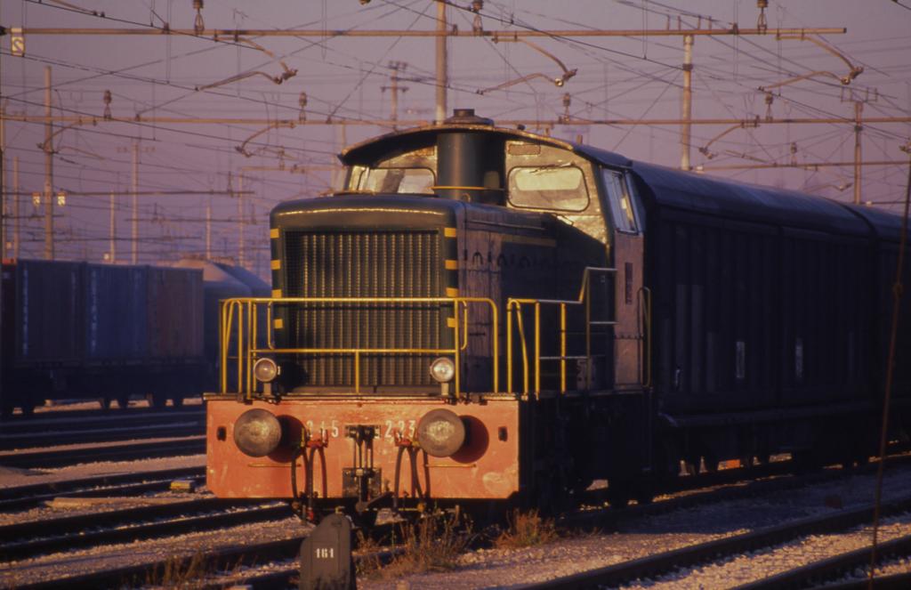 Venedig Santa Lucia am 19.1.1991.
Im Gleisvorfeld rangiert die FS Diesellok 245223
im Morgenlicht.