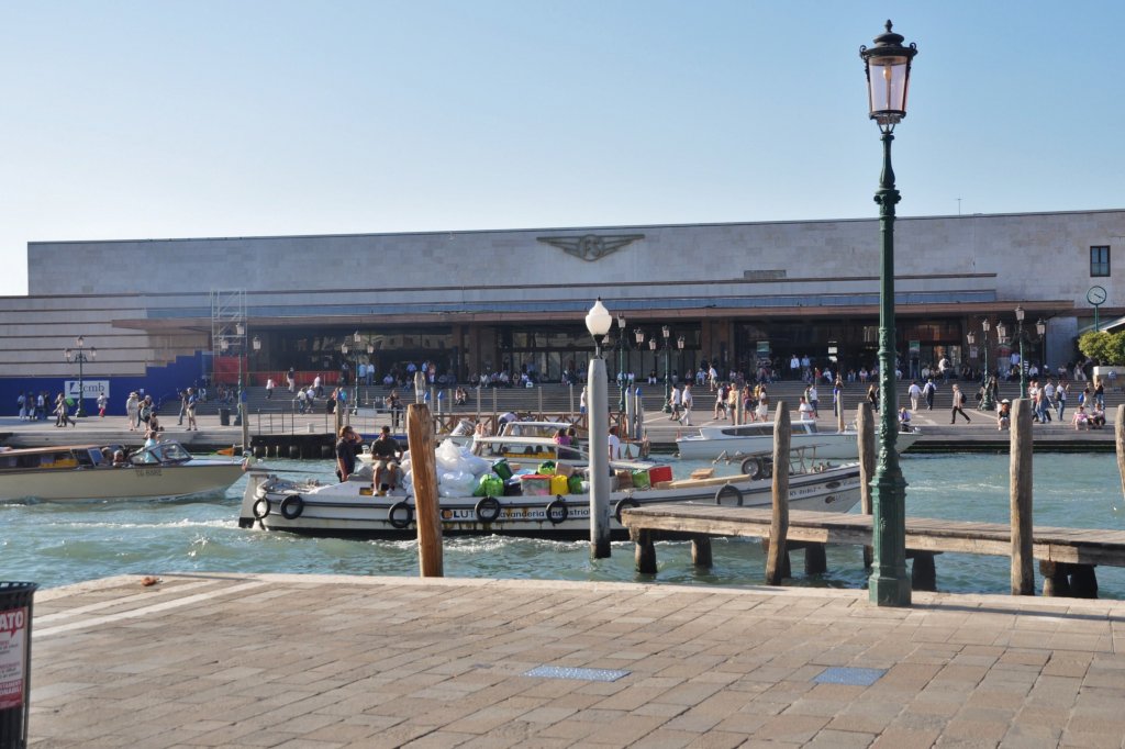 VENEZIA (Venetien/Provinz Venedig), 03.10.2011, Bahnhof Santa Lucia