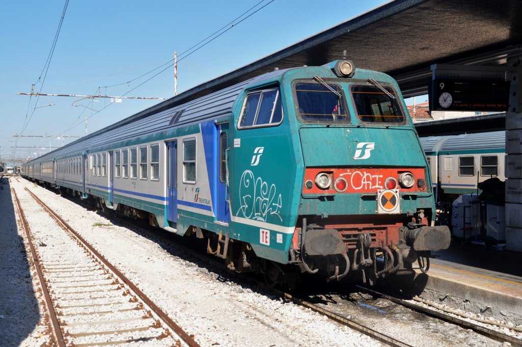 VENEZIA (Venetien/Provinz Venedig), 03.10.2011, Regionalzug im Bahnhof Santa Lucia