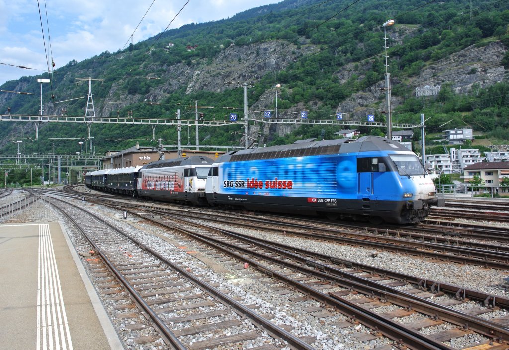 Venice-Simplon-Orient-Express (VSOE): Aufgrund eines Gerllsturzes ist die Gotthardlinie rund 1 Monat unterbrochen. Aus diesem Grund wird der VSOE in dieser Zeit ber Olten-Spiez-Kandersteg-Brig-Domodossola umgeleitet. Als Zuglok dienten die Re 460 020 und 460 101, Brig, 18.06.2012.