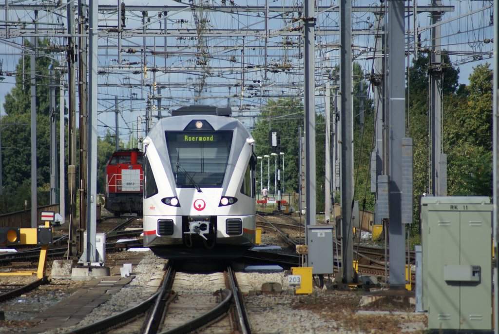 Veolia 354 von Nijmegen nach Roermond,auf hintergrund DB 6512 (ex NS 6512).
Venlo 22-09-12