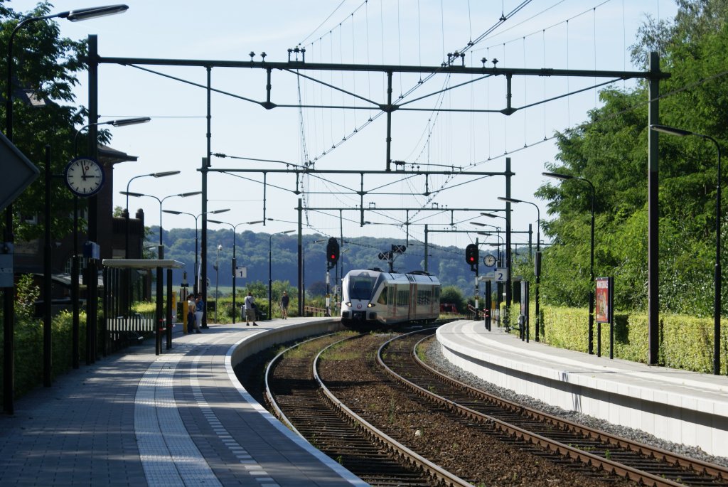 Veolia GTW fahrt durch Schin op Geul und ist unterwegs nach Heerlen 09-09-12