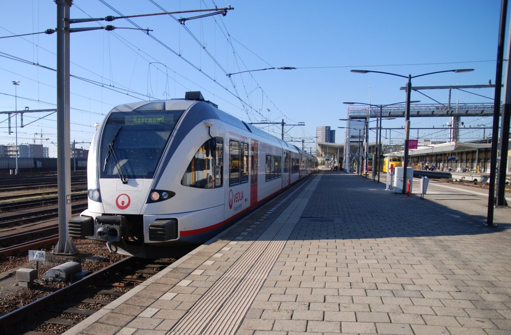 Veolia VT mit Regional (Nijmegem - Roermond), hier bei Ausfahrt van Venlo am 10 oktober 2010.