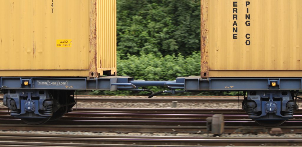 Verbindung von zwei Zweiachser-Containertragwagen. Gesehen am 30.08.2011 an einem von Belgien kommenden Containerzug in Aachen West.